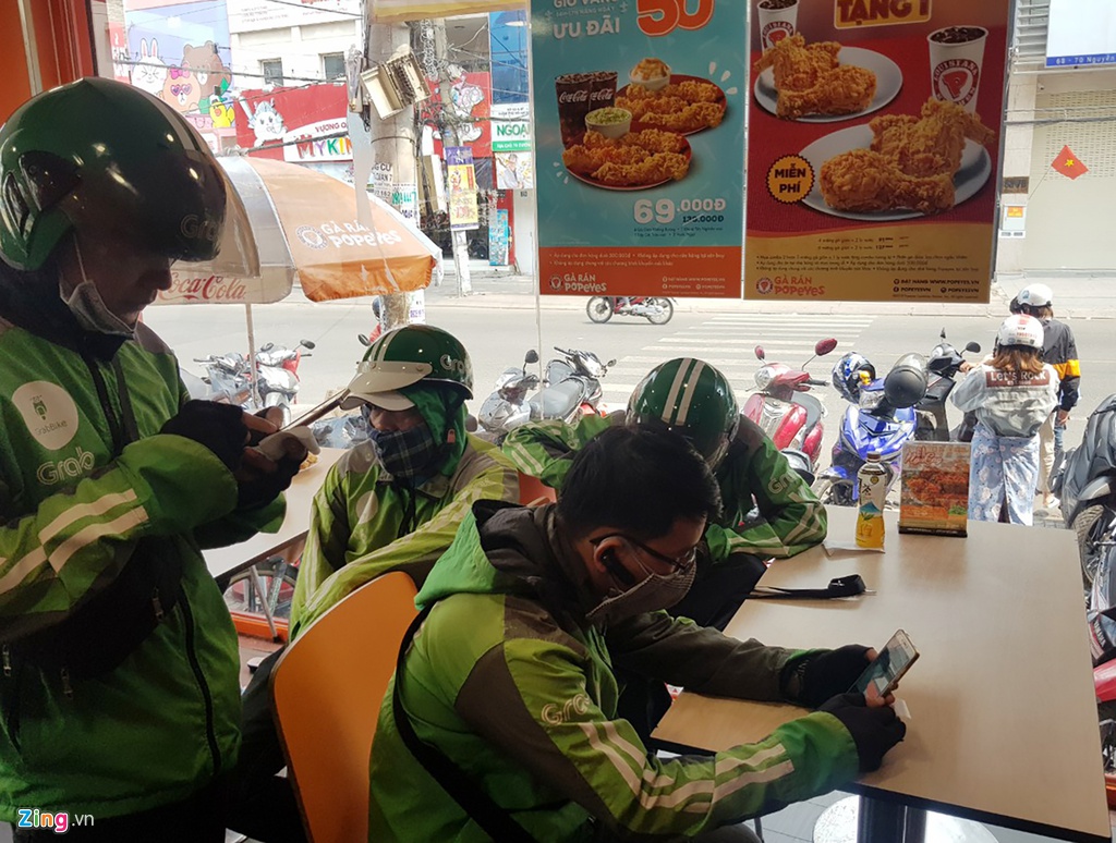 Shipper xep hang dai tai cac quan an sau Tet hinh anh 3 ship3_zing.jpg