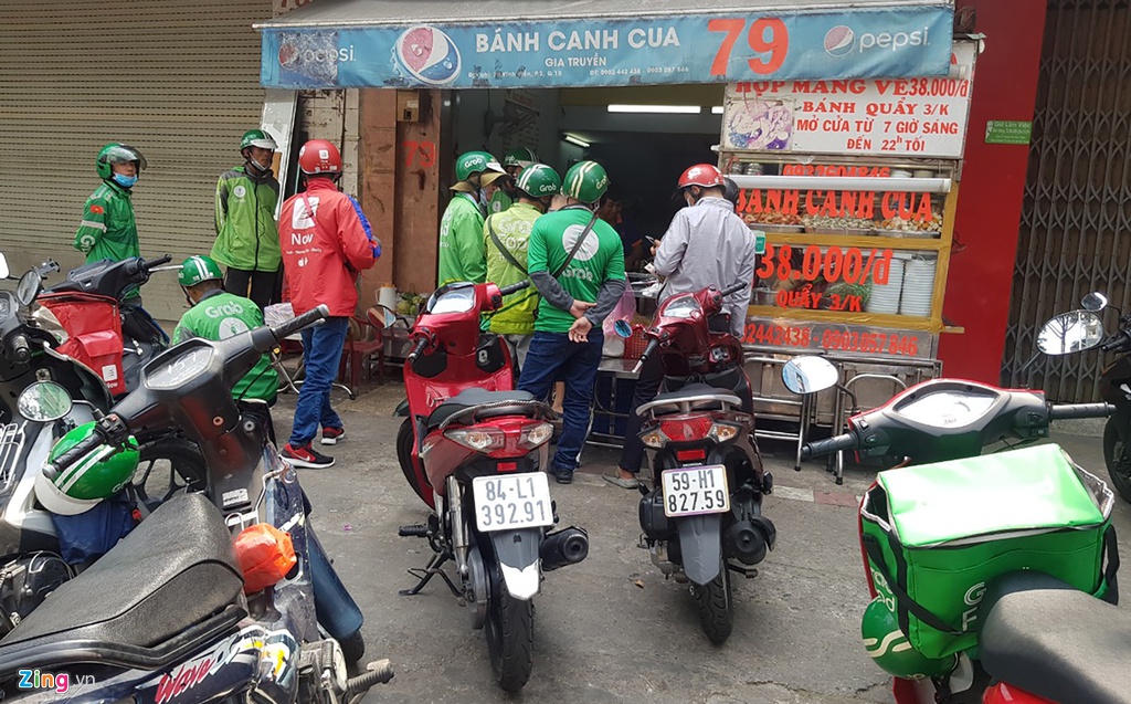 Shipper xep hang dai tai cac quan an sau Tet hinh anh 5 ship4_zing.jpg