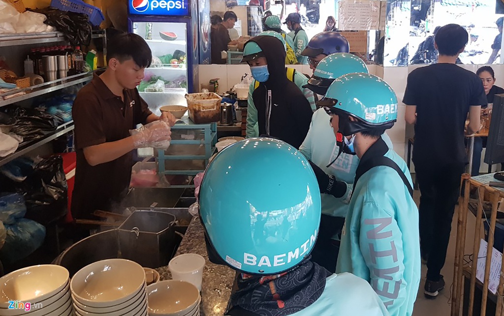 Shipper xep hang dai tai cac quan an sau Tet hinh anh 7 ship6_zing.jpg