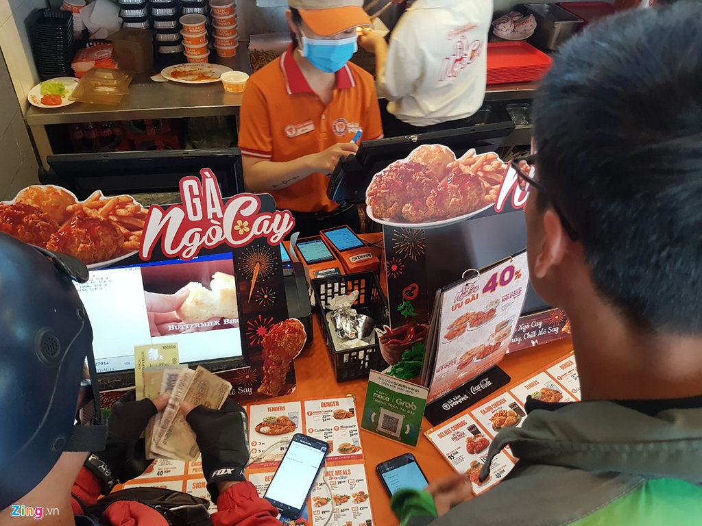 Shipper xep hang dai tai cac quan an sau Tet hinh anh 4 ship7_zing.jpg