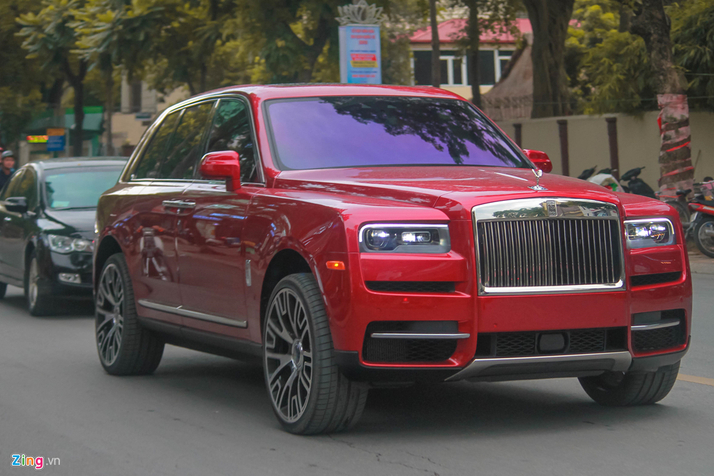 Bo doi SUV sieu sang Rolls-Royce Cullinan lan dau 'dung do' tai Ha Noi hinh anh 2