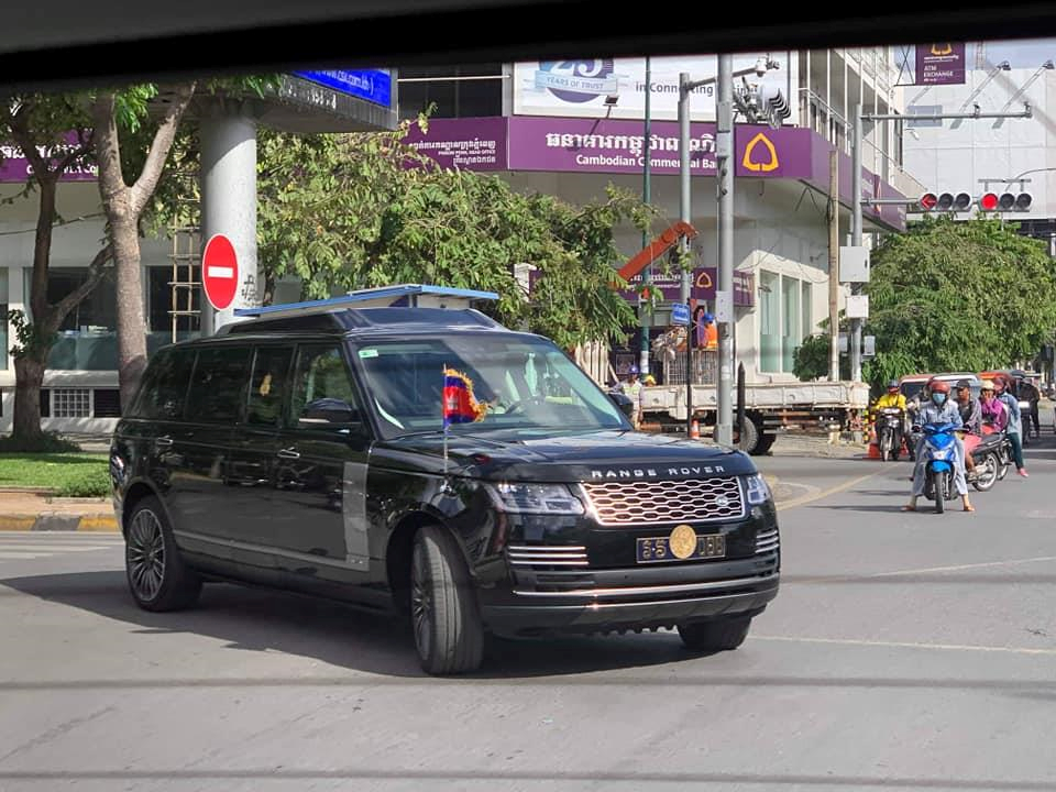 Vua Campuchia di SUV chong dan den le hoi trong cay hinh anh 2 