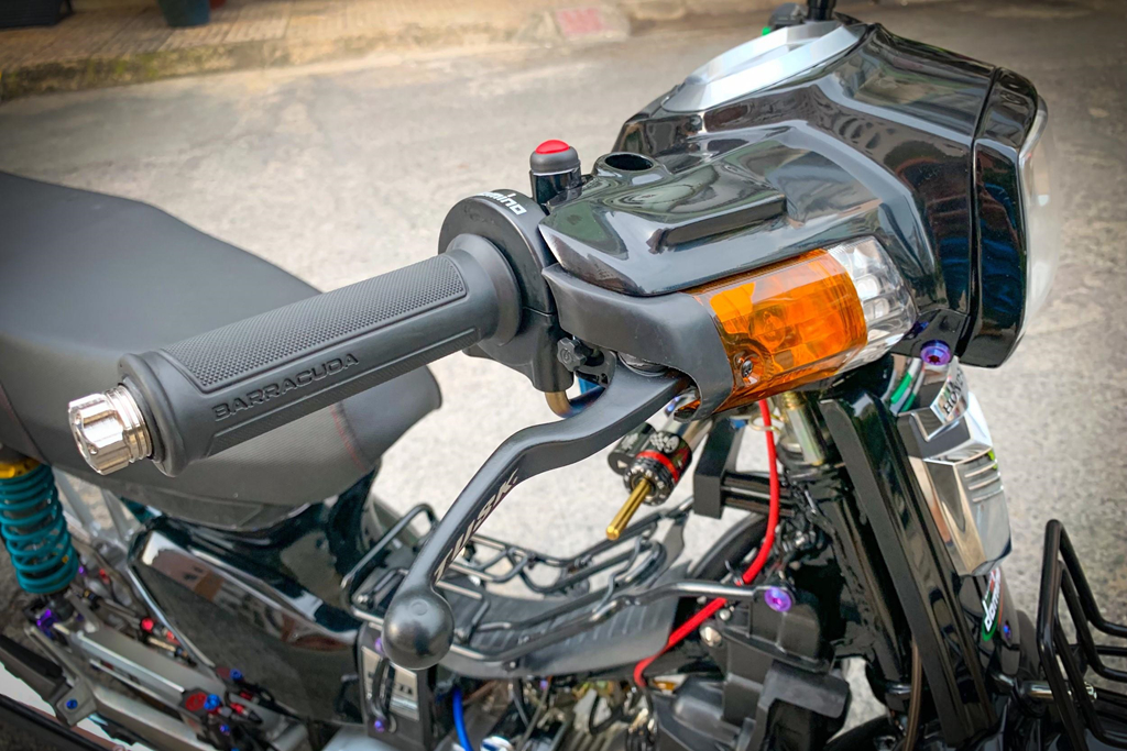 'Huyen thoai' Honda Dream voi dan phu kien 200 trieu hinh anh 6