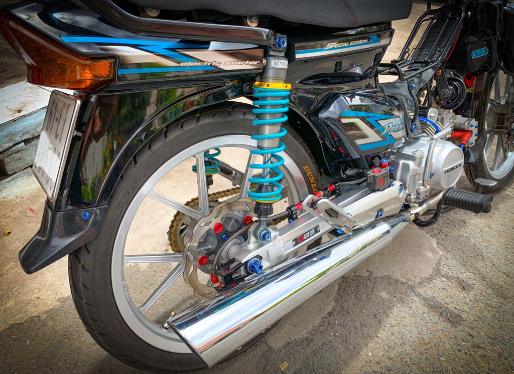 'Huyen thoai' Honda Dream voi dan phu kien 200 trieu hinh anh 11