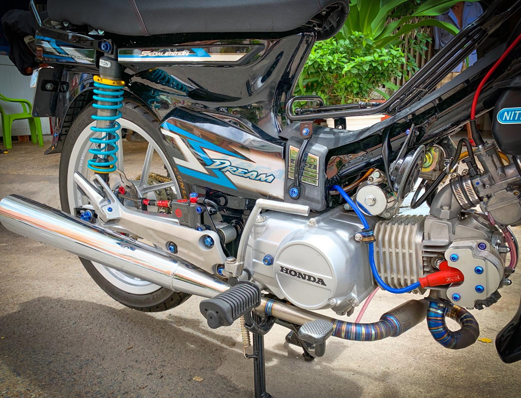 'Huyen thoai' Honda Dream voi dan phu kien 200 trieu hinh anh 3