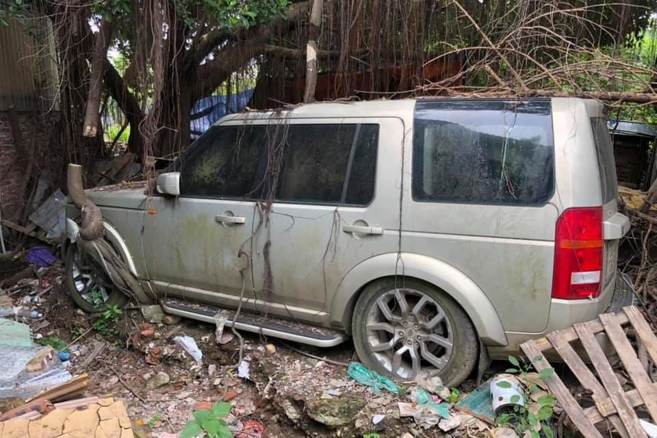 Ford Mustang, Hummer H2, Land Rover bi bo roi tai Ha Noi hinh anh 4 