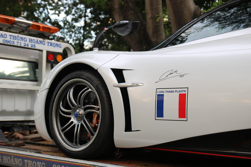 Minh Nhua se mang dan xe 100 ty den le cuoi con gai? hinh anh 3