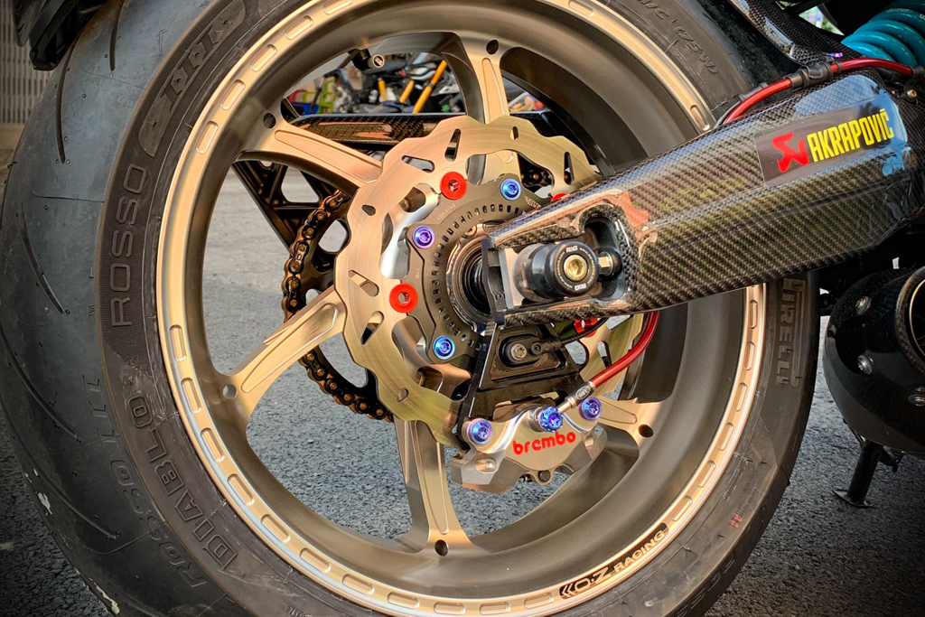 Honda CB650R voi goi do hang hieu cua biker SG, dat hon ca xe moi hinh anh 9