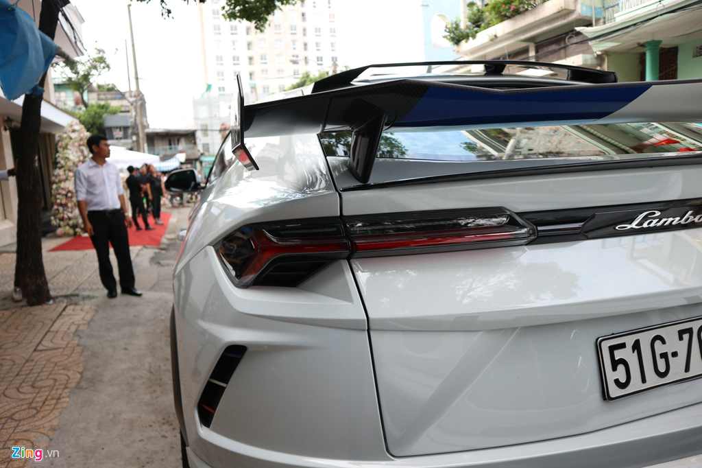 Dan xe dua dau con gai Minh Nhua vang bong sieu xe Pagani Huayra hinh anh 5