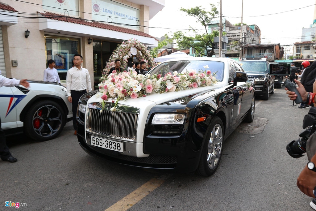 Dan xe dua dau con gai Minh Nhua vang bong sieu xe Pagani Huayra hinh anh 3