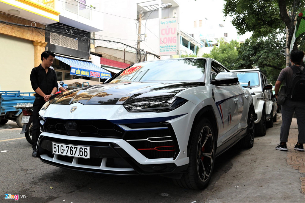 Dan xe dua dau con gai Minh Nhua vang bong sieu xe Pagani Huayra hinh anh 4