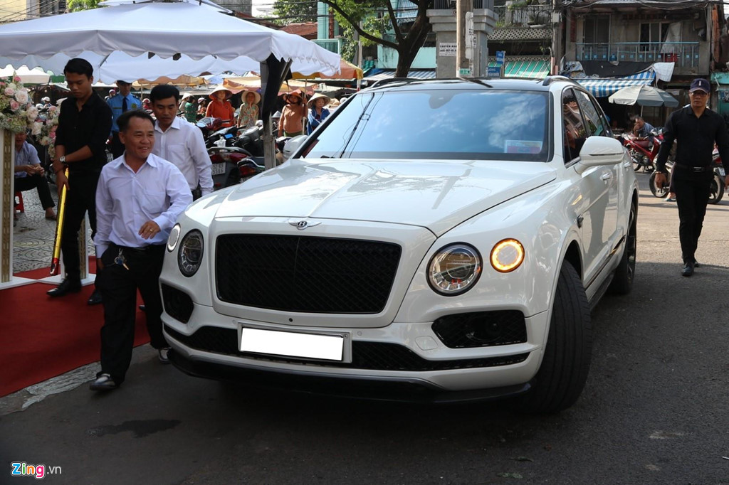 Dan xe dua dau con gai Minh Nhua vang bong sieu xe Pagani Huayra hinh anh 10