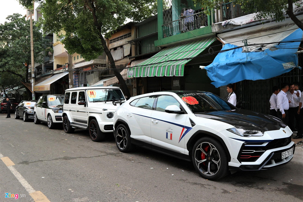 Dan xe dua dau con gai Minh Nhua vang bong sieu xe Pagani Huayra hinh anh 1