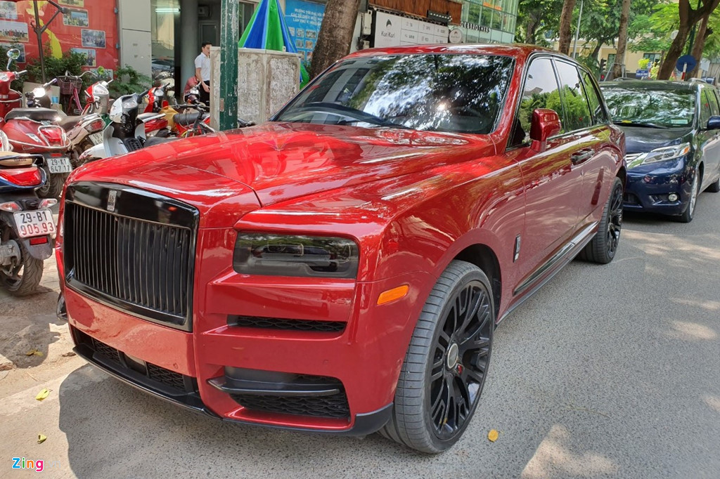 Twotone Rolls Royce Cullinan waiting in line with JayZs evening ride  outside Roc Nation offices  rspotted
