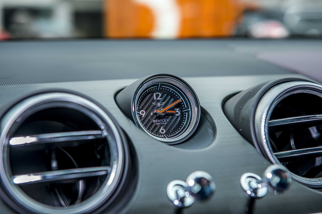 Bentley Bentayga V8 ban ky niem thu 2 ve VN, mau doc nhat the gioi hinh anh 7