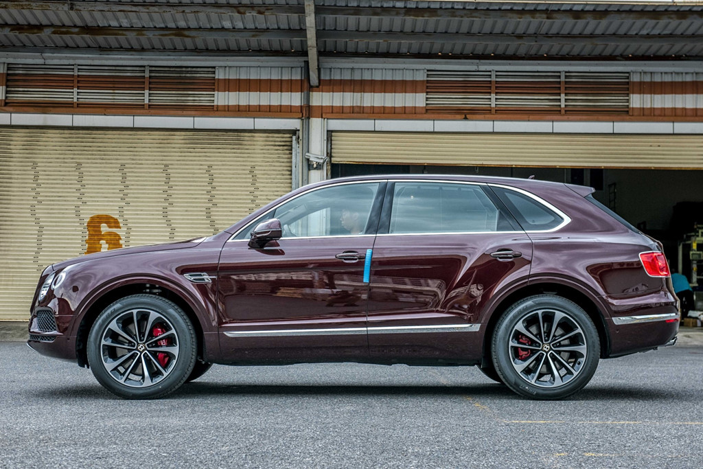 Bentley Bentayga V8 ban ky niem thu 2 ve VN, mau doc nhat the gioi hinh anh 2