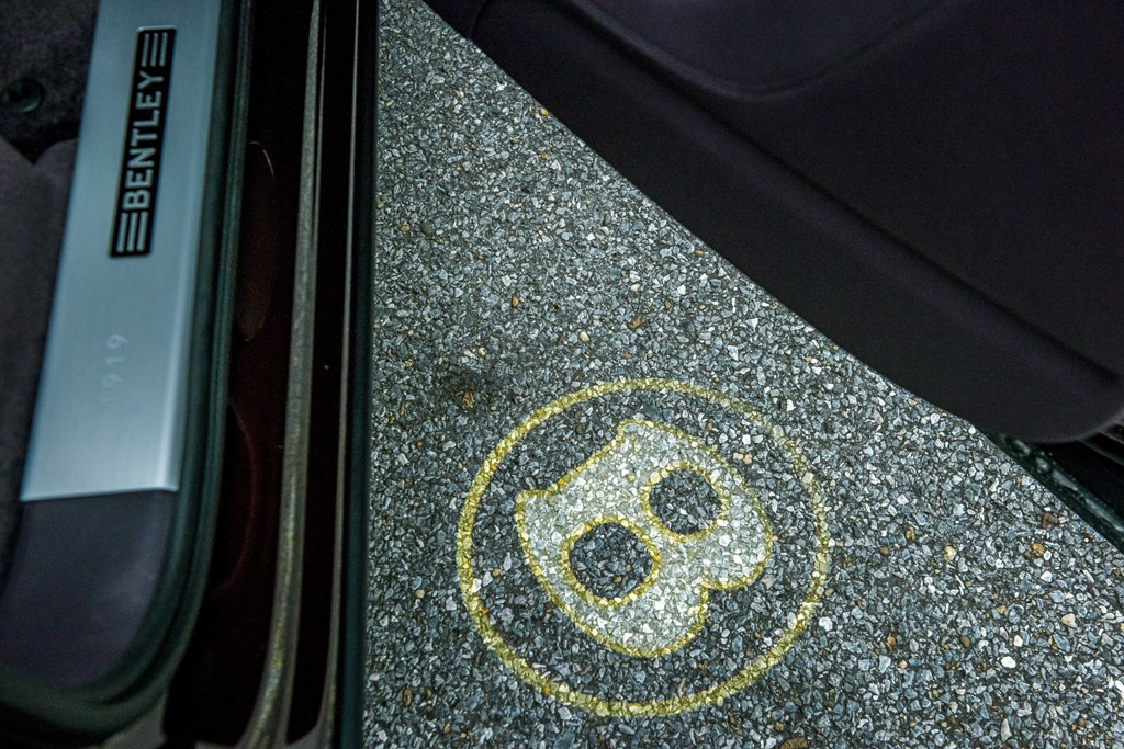 Bentley Bentayga V8 ban ky niem thu 2 ve VN, mau doc nhat the gioi hinh anh 5