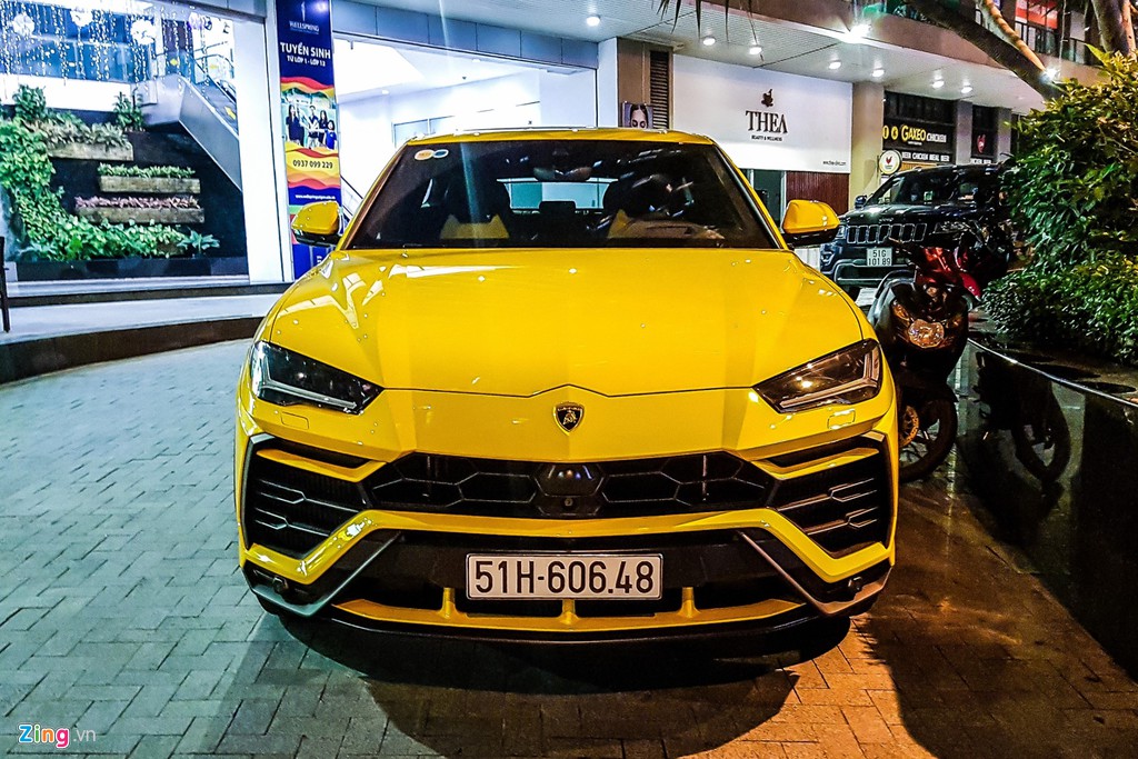 Lamborghini Urus mau vang dac trung xuat hien tren pho TP.HCM hinh anh 3