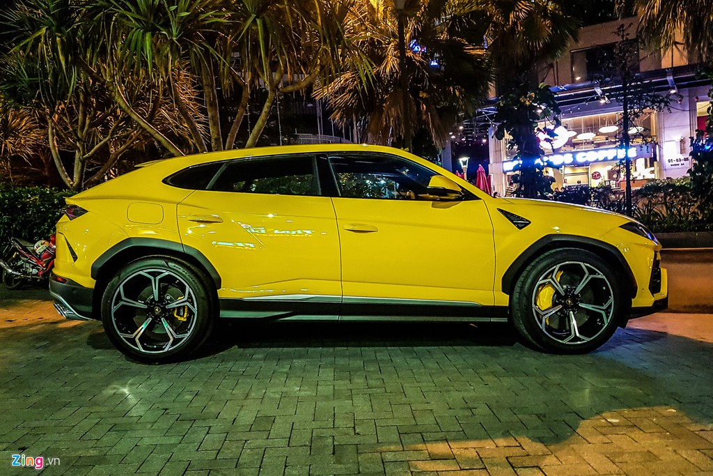 Lamborghini Urus mau vang dac trung xuat hien tren pho TP.HCM hinh anh 2