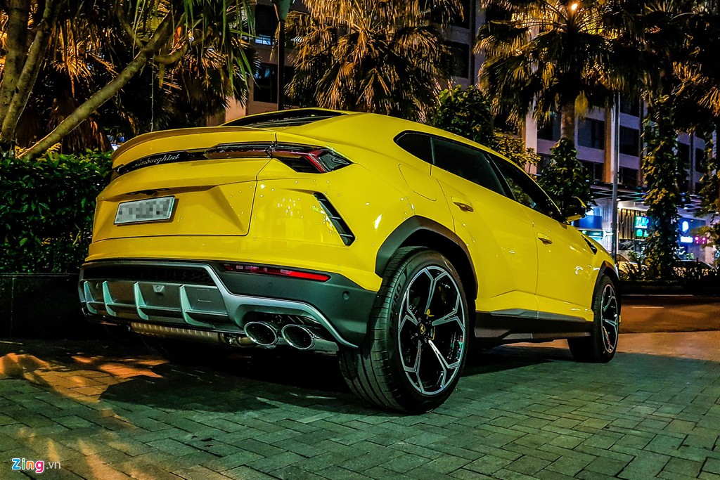 Lamborghini Urus mau vang dac trung xuat hien tren pho TP.HCM hinh anh 4