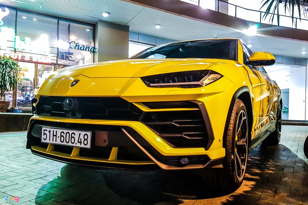 Lamborghini Urus mau vang dac trung xuat hien tren pho TP.HCM hinh anh 11