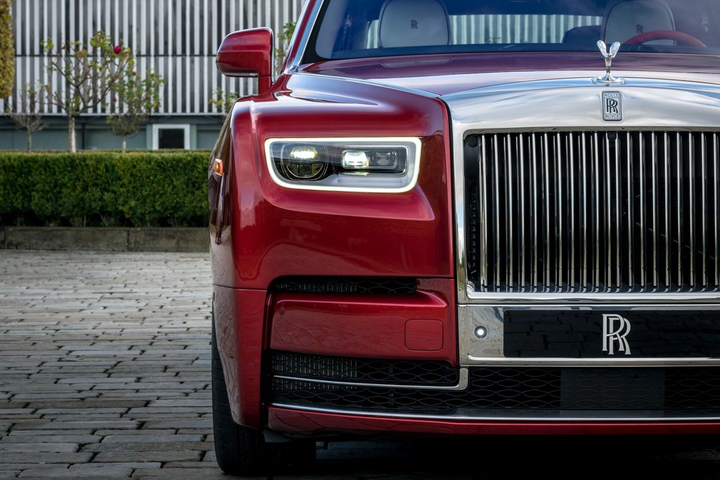Rolls-Royce Phantom mau do doc nhat dau gia giup do benh nhan AIDS hinh anh 14