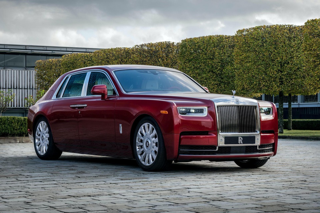 Rolls-Royce Phantom mau do doc nhat dau gia giup do benh nhan AIDS hinh anh 1