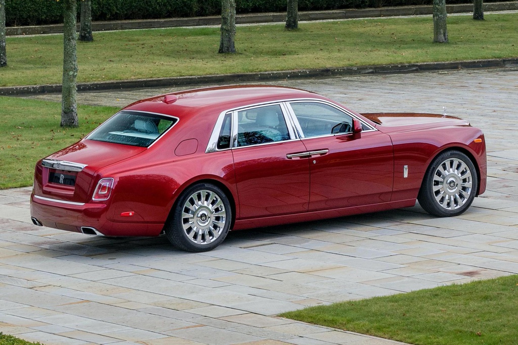 Rolls-Royce Phantom mau do doc nhat dau gia giup do benh nhan AIDS hinh anh 4