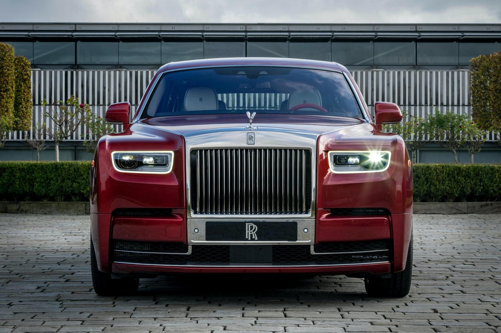 Rolls-Royce Phantom mau do doc nhat dau gia giup do benh nhan AIDS hinh anh 3