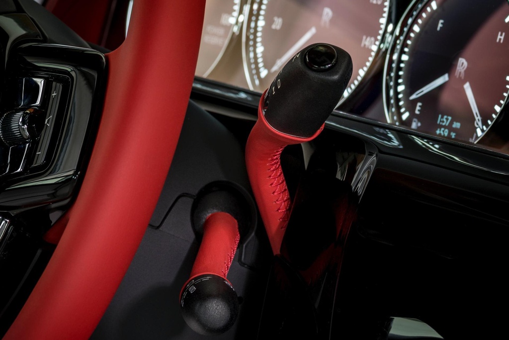 Rolls-Royce Phantom mau do doc nhat dau gia giup do benh nhan AIDS hinh anh 12