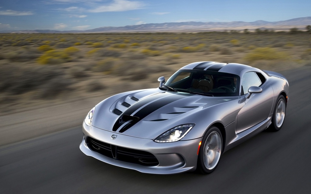Nhung oto co dung tich lon nhat the gioi, Bugatti chi la hang thuong hinh anh 10 Dodge_Viper_SRT_2015.jpg