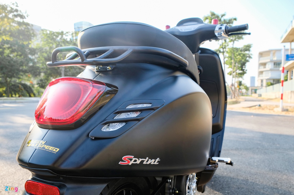 Vespa Sprint phien ban bong dem voi goi do hon 110 trieu tai TP.HCM hinh anh 12 DSCF2021_zing.jpg