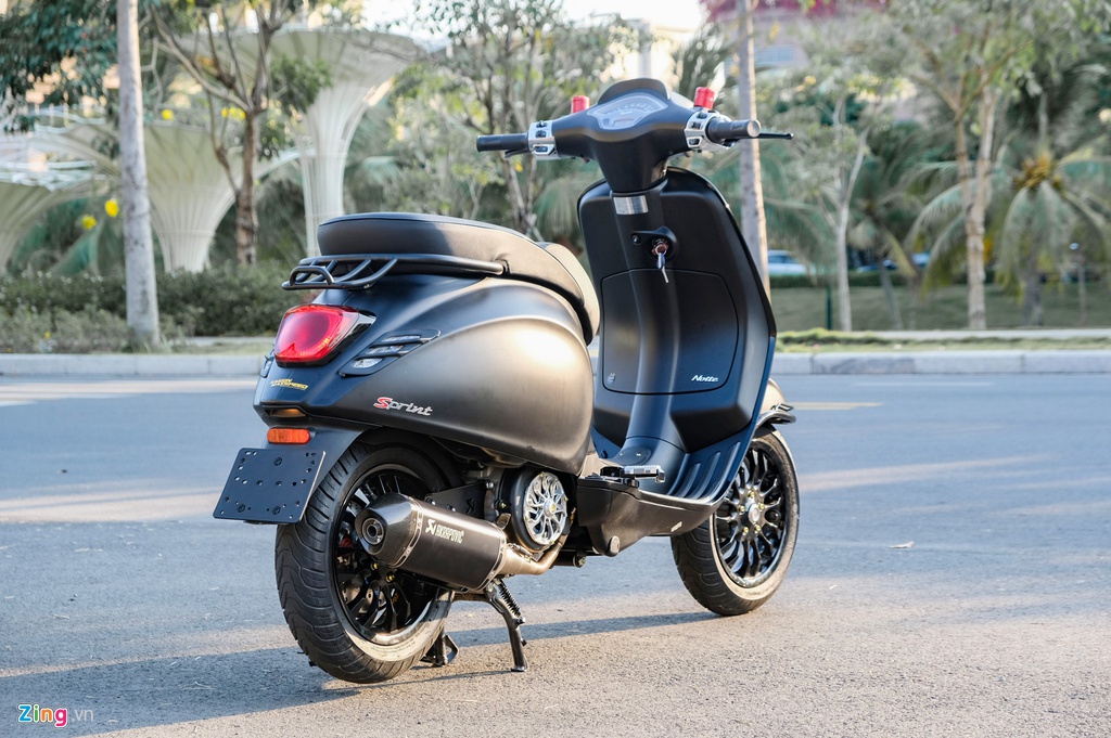 Vespa Sprint phien ban bong dem voi goi do hon 110 trieu tai TP.HCM hinh anh 3 DSCF2048_zing.jpg