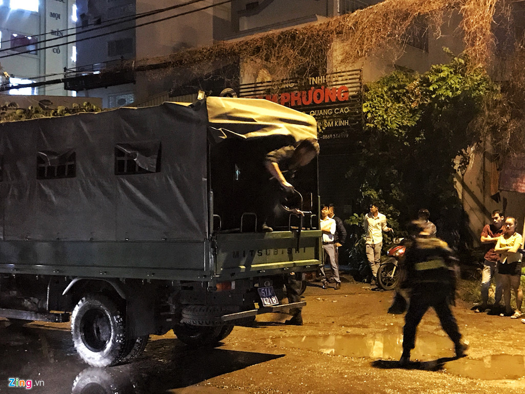 Tram canh sat bong sung AK, kham xet tru so Alibaba xuyen dem hinh anh 1 