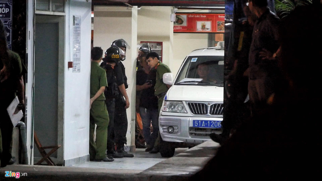 Tram canh sat bong sung AK, kham xet tru so Alibaba xuyen dem hinh anh 13