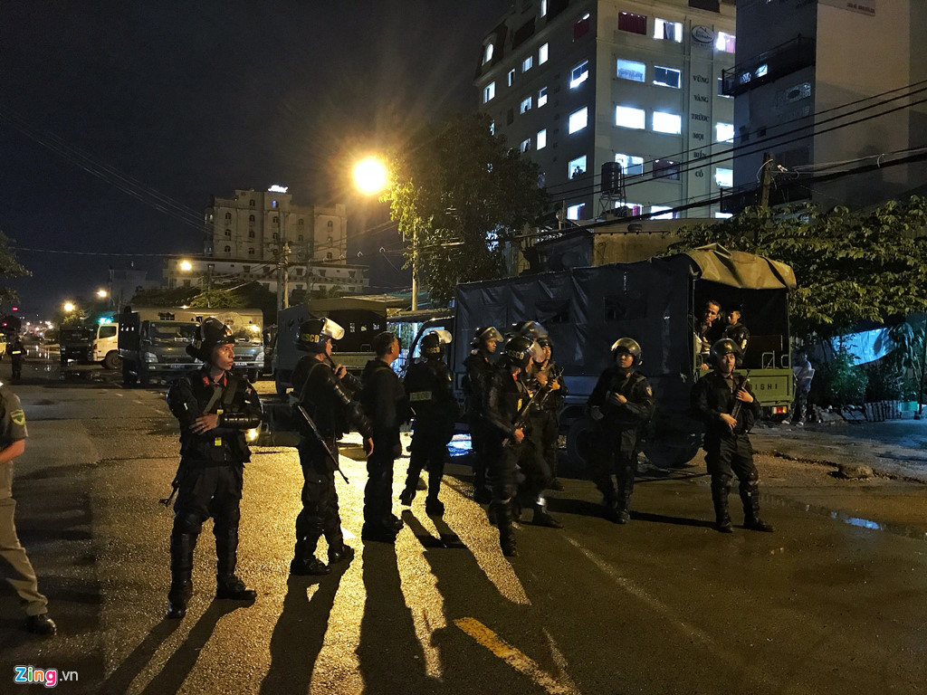 Tram canh sat bong sung AK, kham xet tru so Alibaba xuyen dem hinh anh 2