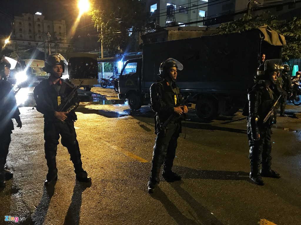 Tram canh sat bong sung AK, kham xet tru so Alibaba xuyen dem hinh anh 3