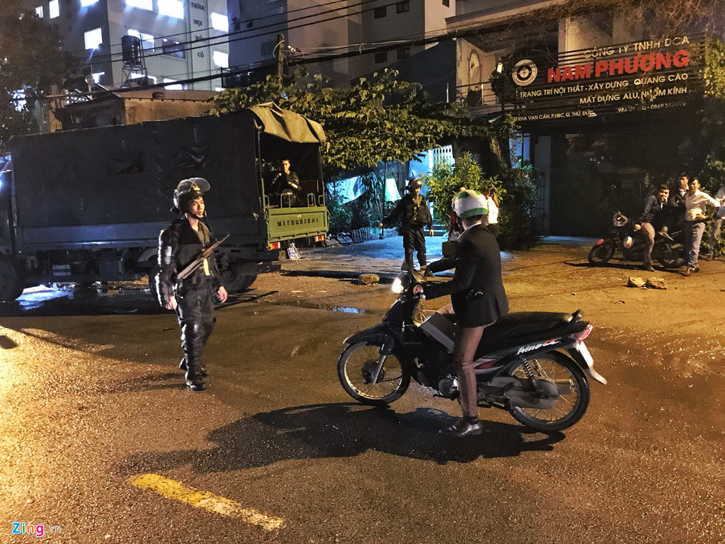 Tram canh sat bong sung AK, kham xet tru so Alibaba xuyen dem hinh anh 4