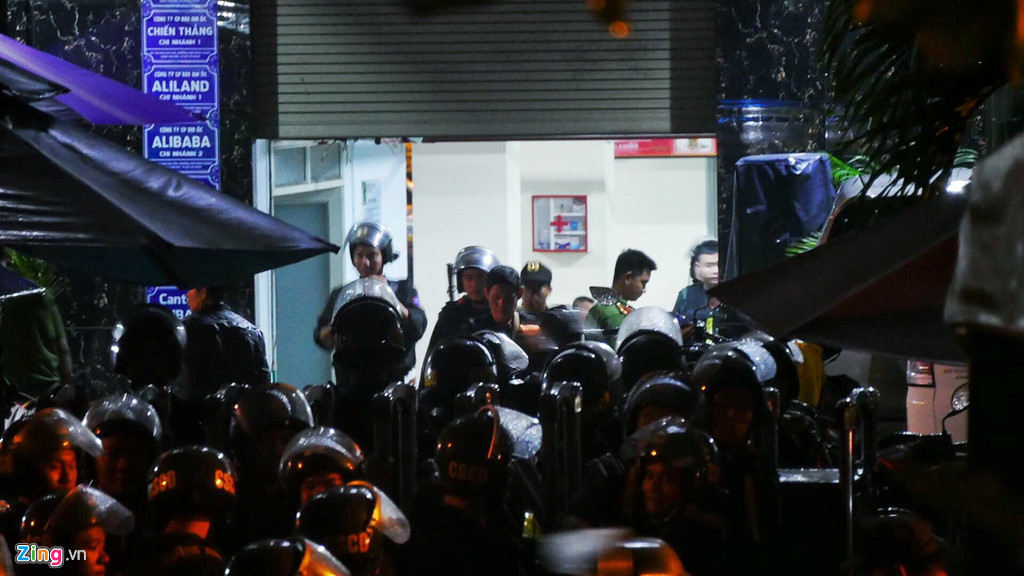 Tram canh sat bong sung AK, kham xet tru so Alibaba xuyen dem hinh anh 6