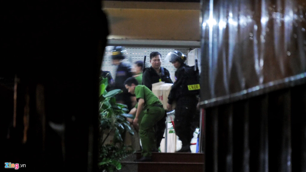 Tram canh sat bong sung AK, kham xet tru so Alibaba xuyen dem hinh anh 7