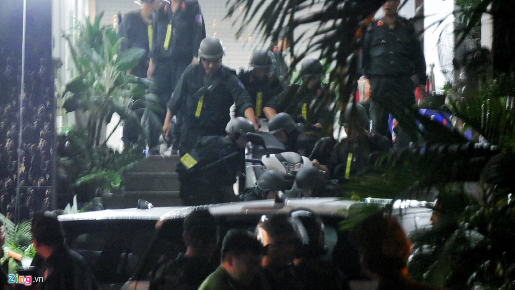 Tram canh sat bong sung AK, kham xet tru so Alibaba xuyen dem hinh anh 9