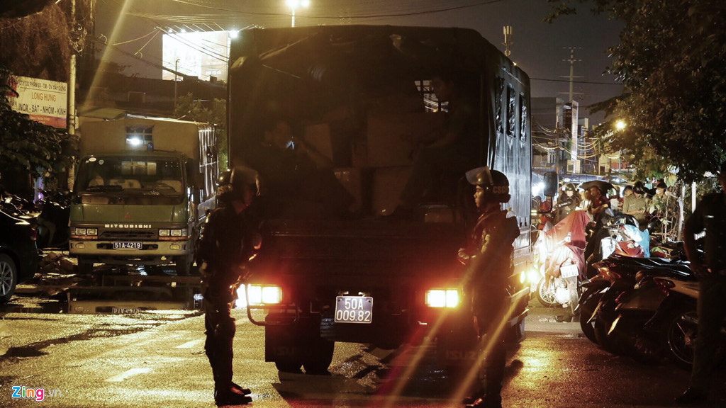 Tram canh sat bong sung AK, kham xet tru so Alibaba xuyen dem hinh anh 10