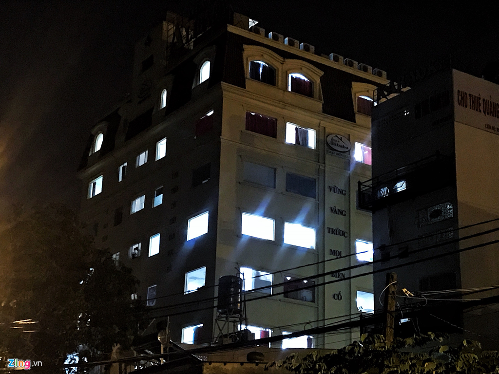 Tram canh sat bong sung AK, kham xet tru so Alibaba xuyen dem hinh anh 11