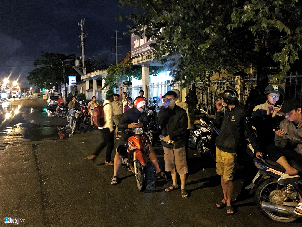 Tram canh sat bong sung AK, kham xet tru so Alibaba xuyen dem hinh anh 12