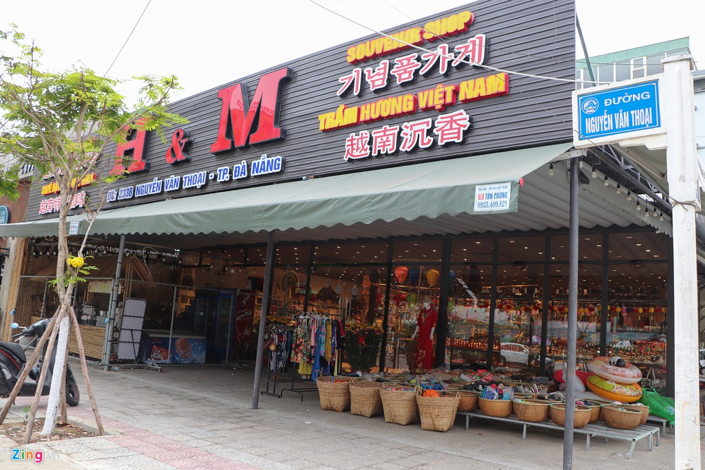 Hang quan o Da Nang vang khach giua noi lo virus corona lay lan hinh anh 1 1_zing_1_.jpg