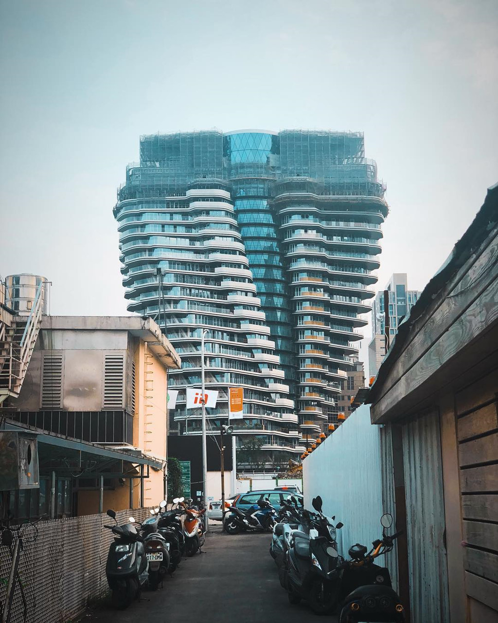 Toa nha hinh chuoi DNA voi 23.000 cay xanh, diem song ao hut gioi tre hinh anh 4