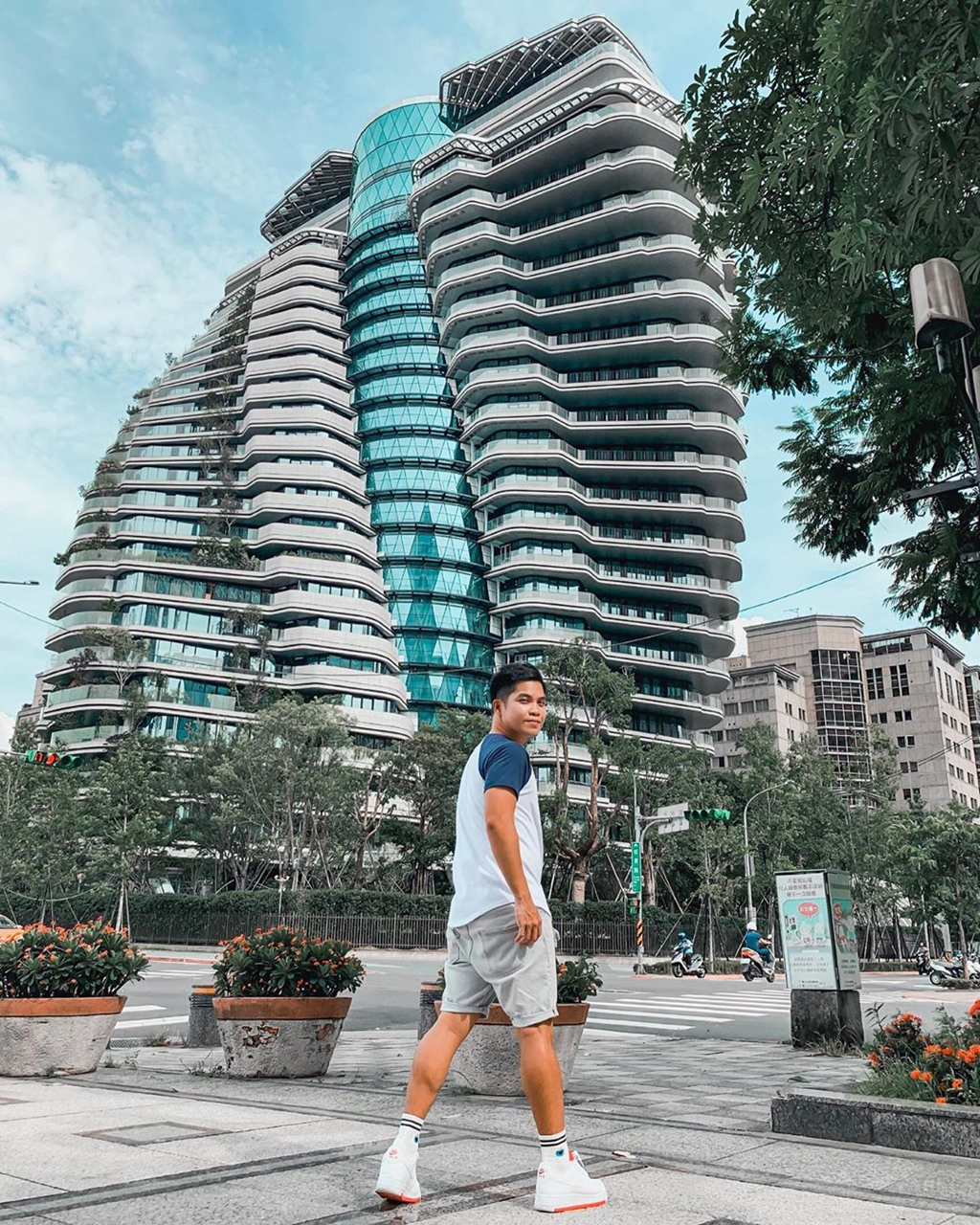 Toa nha hinh chuoi DNA voi 23.000 cay xanh, diem song ao hut gioi tre hinh anh 13