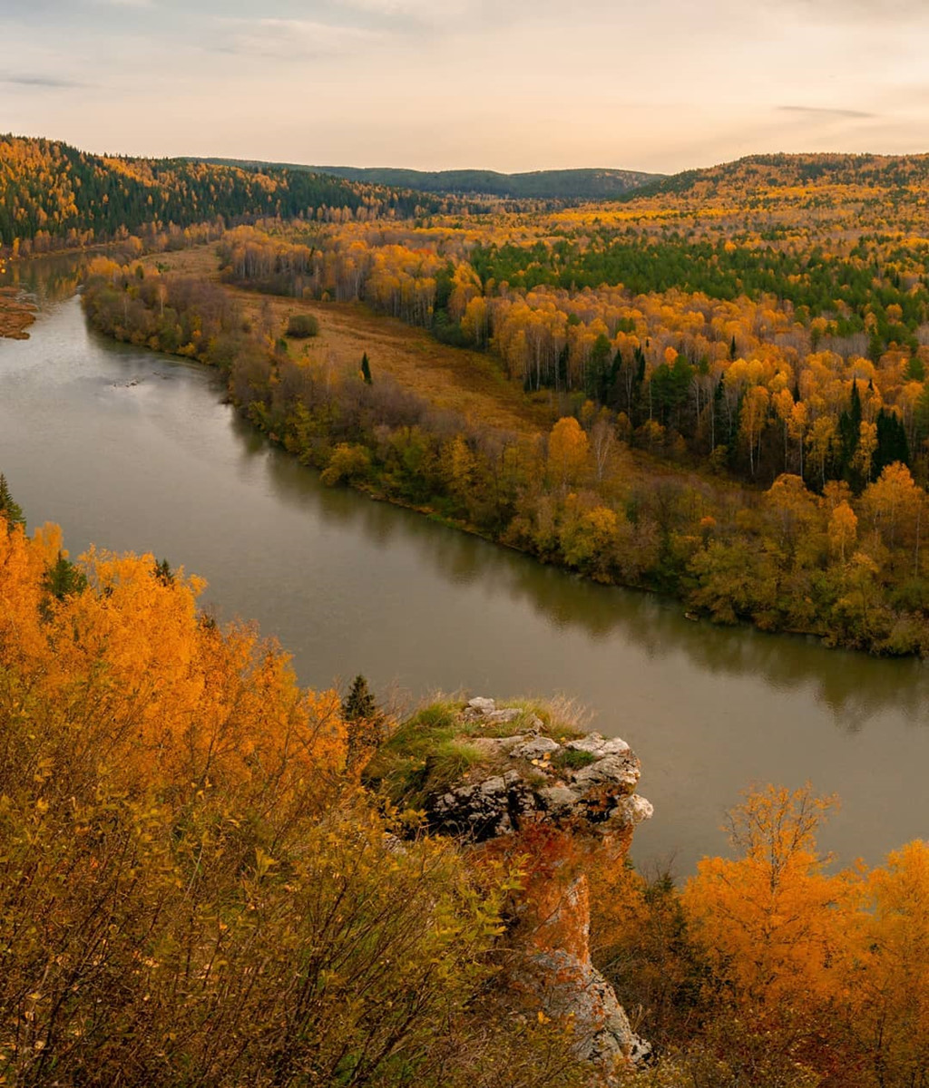 Đến Nga vào mùa thu, khi đất trời bừng lên những sắc vàng rực rỡ, cũng là lúc bạn được đắm mình trong những vùng thuỷ cùng thiên nhiên hoang dã hùng vĩ. Hãy tận hưởng vẻ đẹp của thiên nhiên khi cảnh quan đổ vàng tuyệt đẹp đang chờ đón bạn!