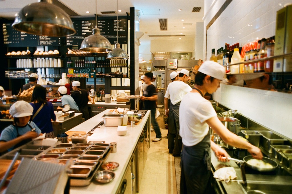 Cac nha hang Hong Kong loai lau khoi thuc don vi lo dich corona hinh anh 3 Maxim.jpg