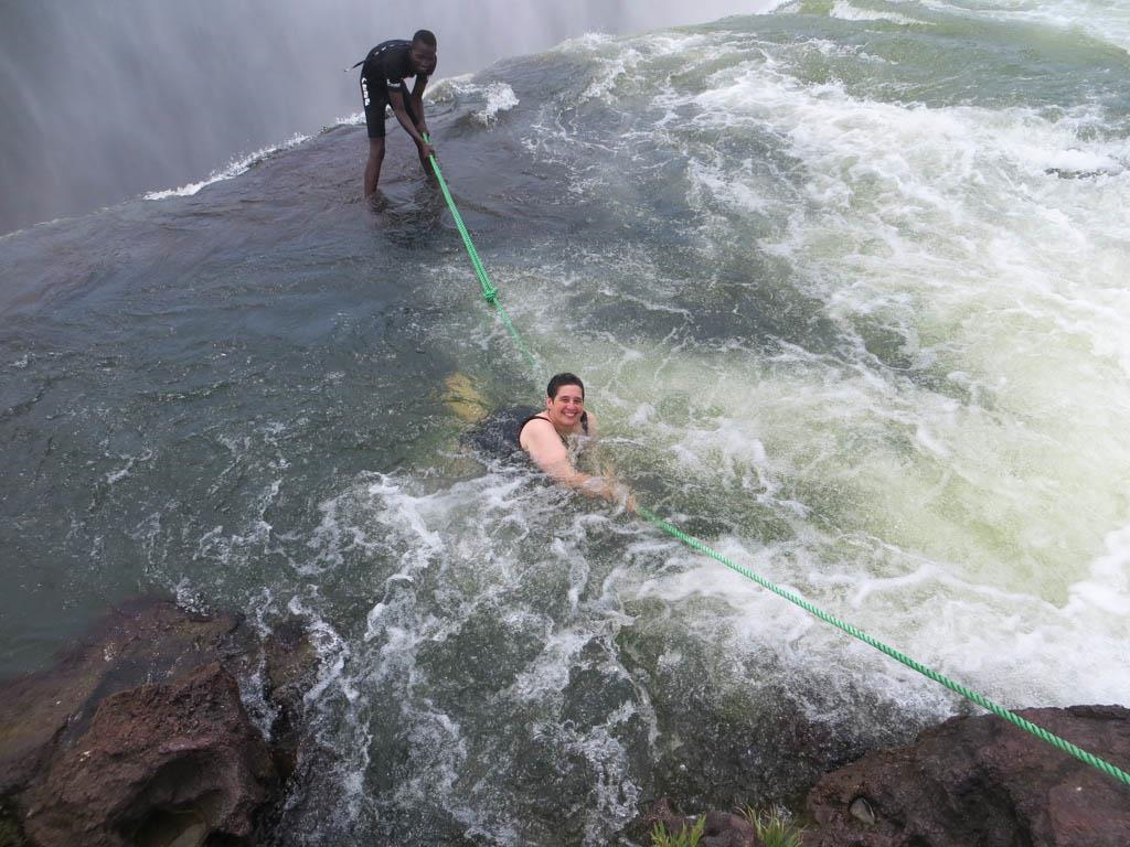 Be boi cua Quy du tren dinh thac nuoc nguy hiem nhat the gioi hinh anh 3